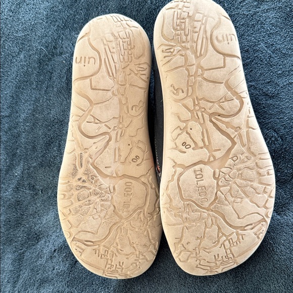 UIN Women's Black and Multicolor Slip-On Sneakers - Picture 2 of 9